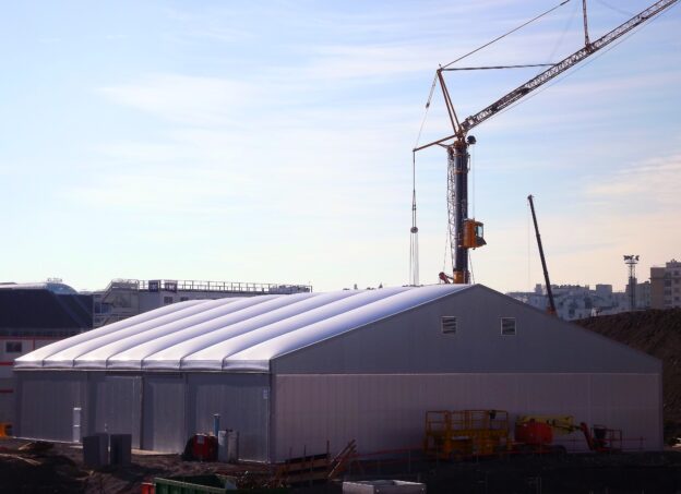 Temporary building in front of a crane